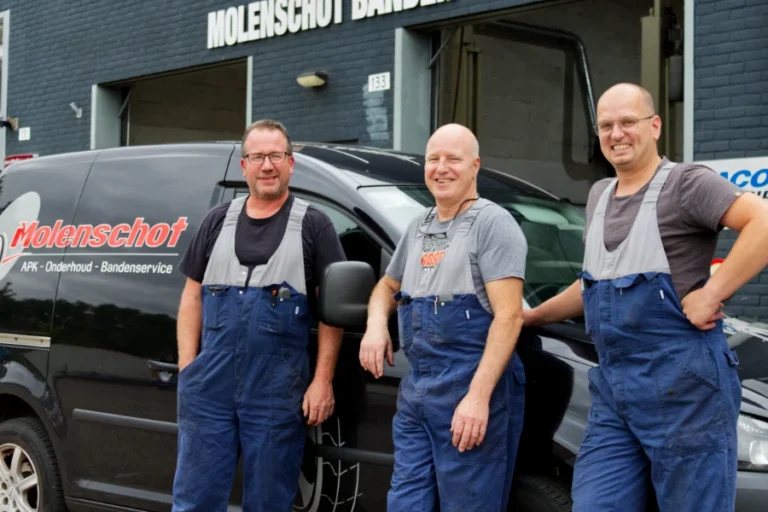 Teamfoto medewerkers Garage Molenschot voor APK Onderhoud en Banden in Kaatsheuvel / Sprang-Capelle.